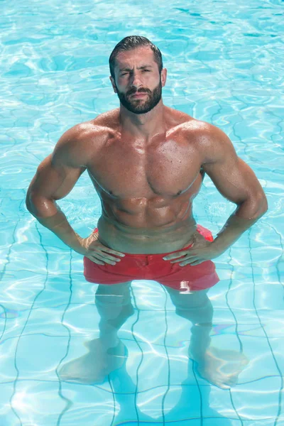 Сексуальный мужчина в бассейне — стоковое фото