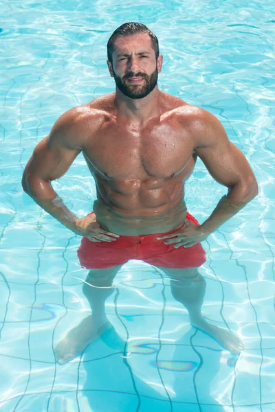 Porträt eines Mannes, der im Schwimmbad posiert — Stockfoto