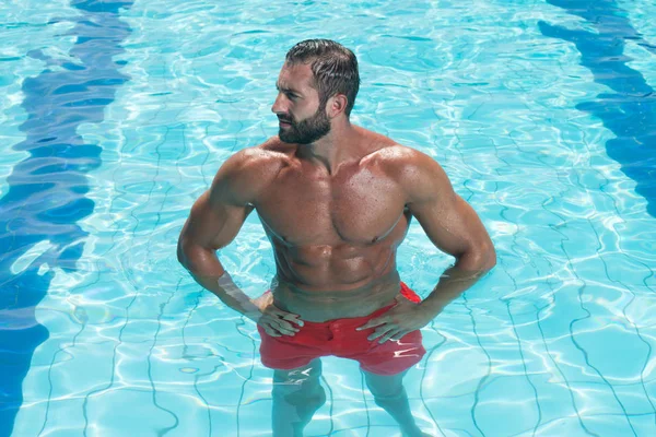 Retrato de um homem posando na piscina — Fotografia de Stock