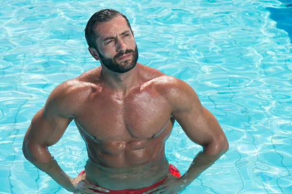 Homem sexy na piscina — Fotografia de Stock