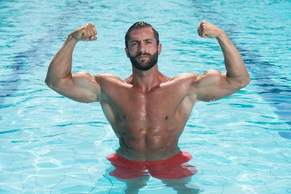 Retrato de un hombre posando en la piscina — Foto de Stock