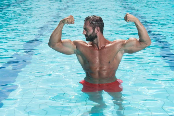 Sexy Mann im Schwimmbad — Stockfoto