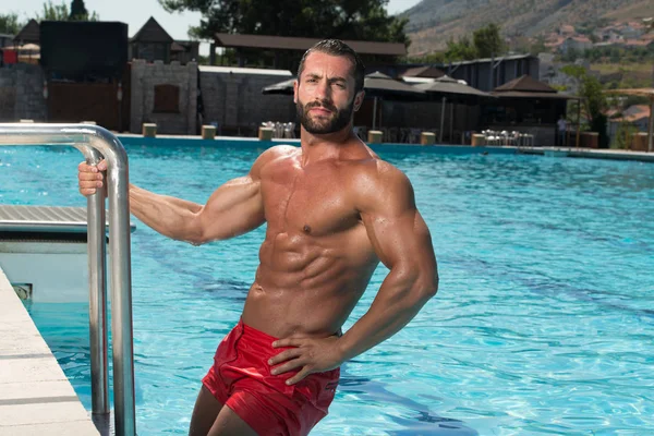 Muscular Man Resting In Swimming Pool — Stock Photo, Image