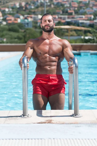 Retrato de un hombre en la piscina —  Fotos de Stock