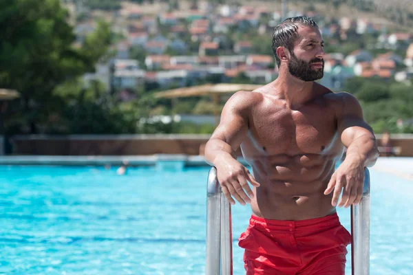 Muscular Man Resting In Swimming Pool — Stock Photo, Image