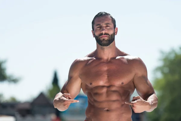 Portrait Of A Man Showing Abs Outdoors — Stock Photo, Image