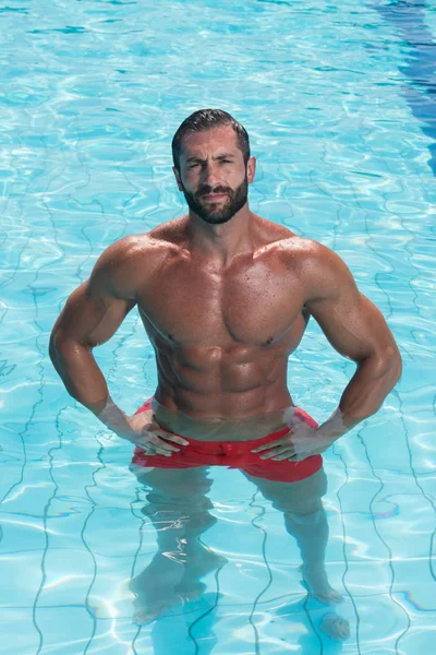 Portret mężczyzny pozowanie w basenie Zdjęcia Stockowe bez tantiem