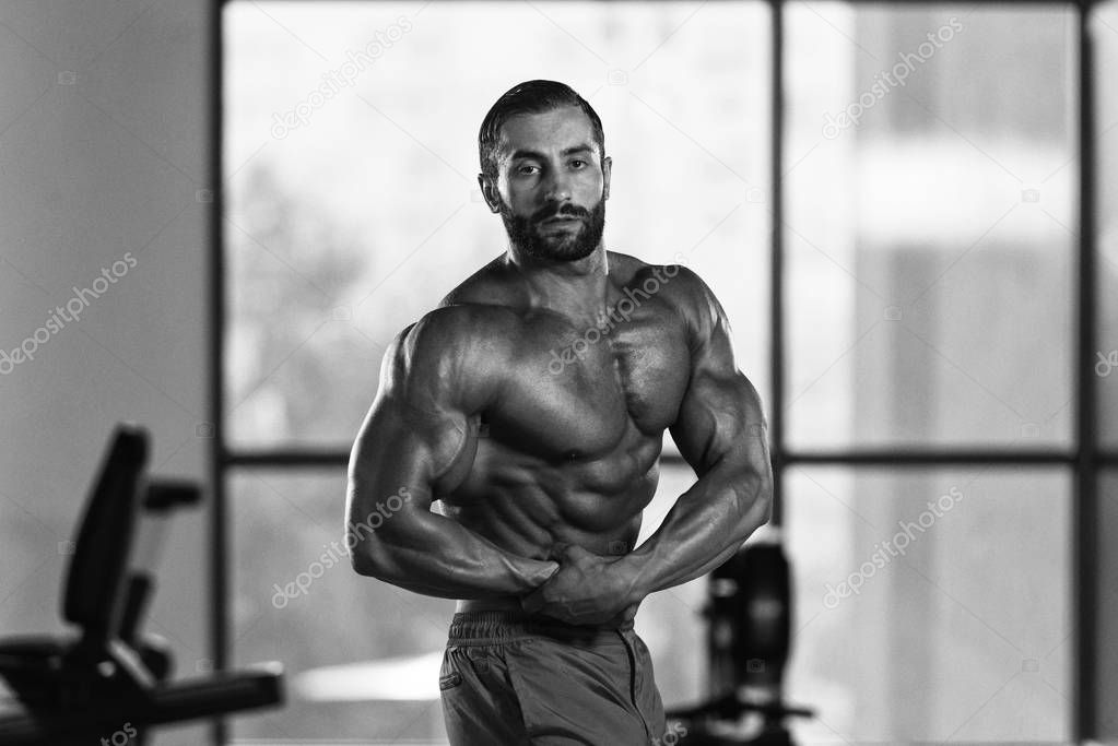 Bodybuilder Performing Side Chest Pose — Stock Photo © ibrak 132853048