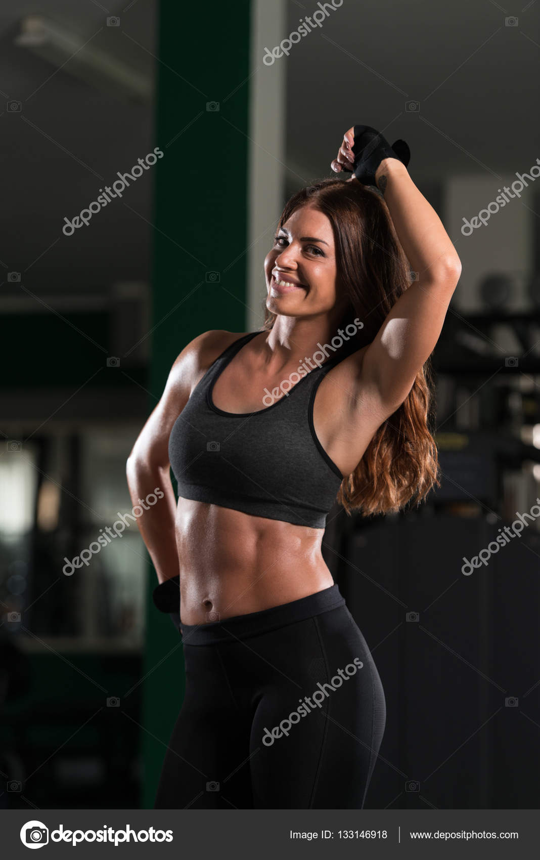 健康な若い女性を曲げる筋肉 ストック写真 C Ibrak