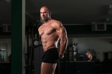 Kasların esneme sağlıklı genç adam