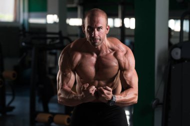 kaslı adam içinde jimnastik salonu kas esneme