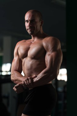 kaslı adam içinde jimnastik salonu kas esneme