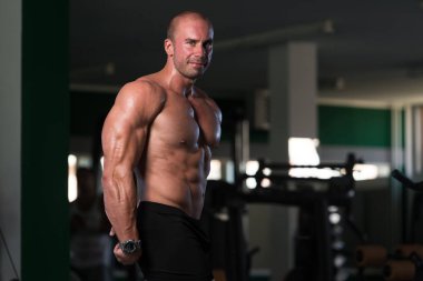 kaslı adam içinde jimnastik salonu kas esneme