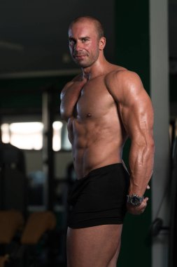 genç vücut geliştirmeci kasların esneme