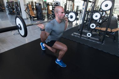 Ağırlık kaldırma egzersizleri Barbell ile genç adam