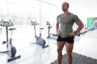 spor salonunda poz vücut geliştirmeci adam