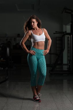 Sağlıklı genç kadın kasların esneme