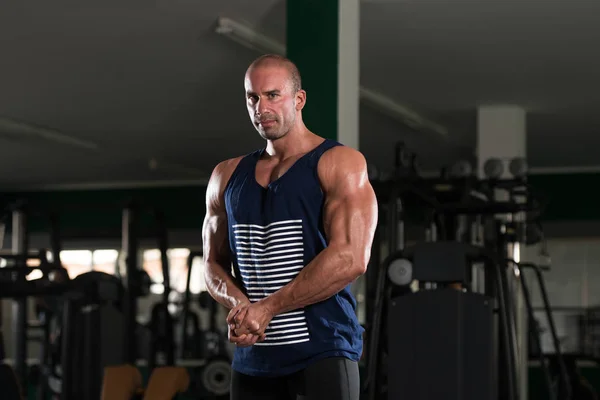 Culturista posando en el gimnasio — Foto de Stock