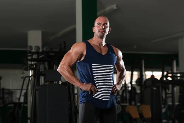 Hombre sano Flexing Músculos —  Fotos de Stock