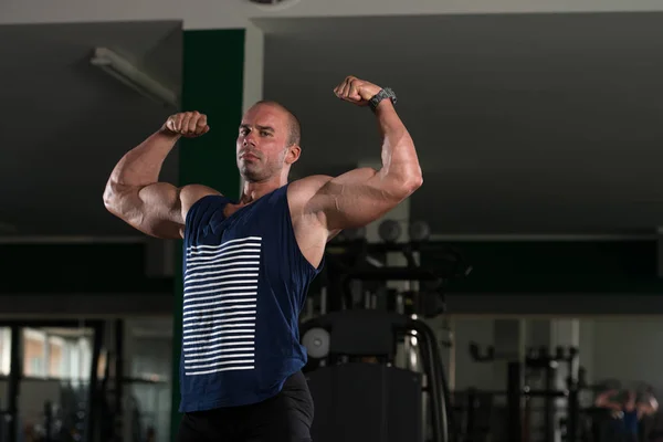 Bodybuilder Flexing Muscles — Stock Photo, Image