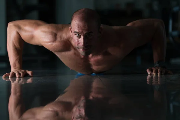 Young Bodybuilder Exercising Press Ups On Floor — Stock Photo, Image