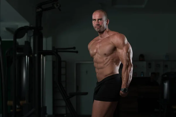 Healthy Young Man Flexing Muscles — Stock Photo, Image