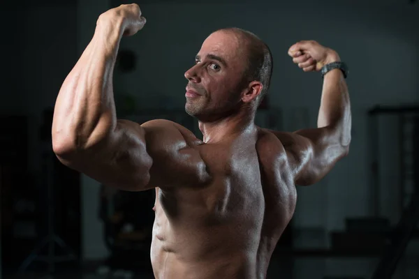 Muscular hombre flexión espalda músculos Pose —  Fotos de Stock