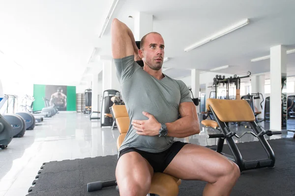 Triceps training met halters In een sportschool — Stockfoto