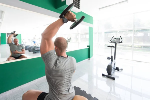 Triceps cvičení s činka v tělocvičně — Stock fotografie
