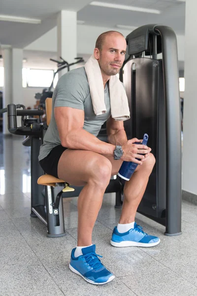 Junger Mann trinkt Wasser aus Flasche — Stockfoto