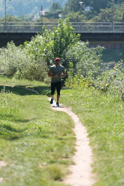 Fitness zdravé muže běhání venku — Stock fotografie