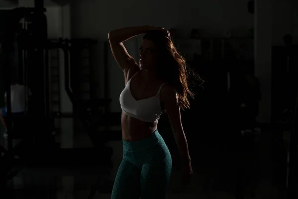 Jovem sexy fitness mulher posando no ginásio — Fotografia de Stock