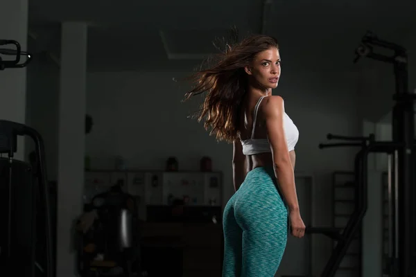 Mujer joven saludable Flexing Músculos — Foto de Stock