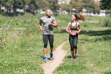 Genç çift açık havada çalışan güzel bir günde