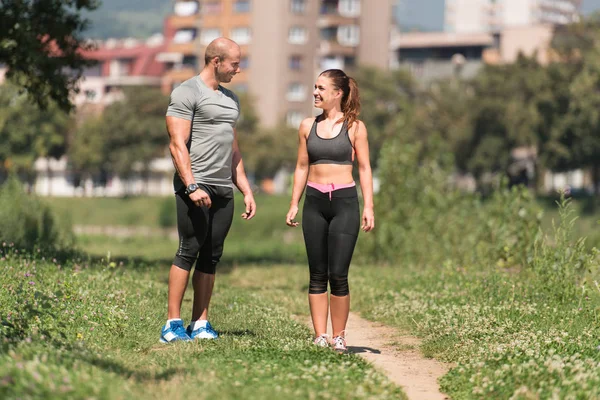 Hombre y mujer sonriéndose el uno al otro — Foto de Stock