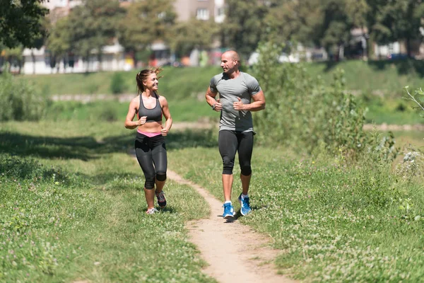 健康健身夫妇在户外慢跑 — 图库照片