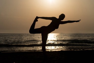 gün batımında pratik Yoga deniz kızı