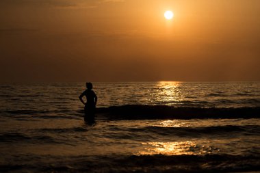 Kadın Sunrise güzel plaj