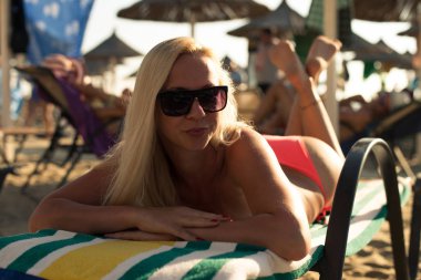 Çekici Kadın 'ın Portresi Sandalyede Uzanıyor