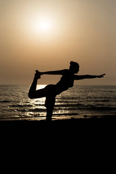 Mujer haciendo meditación cerca de Ocean Beach Yoga Silhouette —  Fotos de Stock