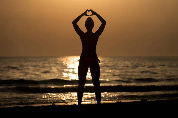 Siluetas femeninas manos haciendo una forma de corazón — Foto de Stock