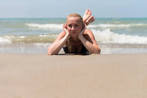 Retrato de menina de biquíni deitada na praia — Fotografia de Stock