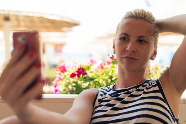Mädchen im Sommerurlaub und macht ein Selfie — Stockfoto