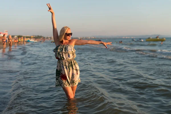 Mulher bonita no vestido andando na praia — Fotografia de Stock