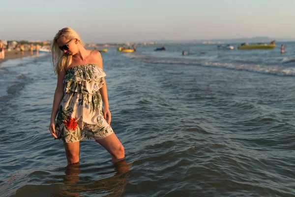 Расслабленная женщина в платье наслаждается тропическим пляжем — стоковое фото