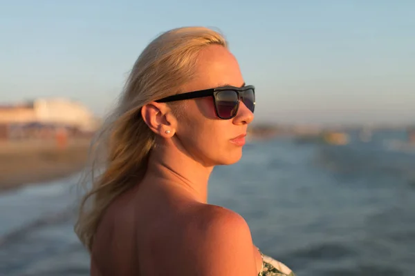 Posieren am tropischen Strand mit klarem, blauem Wasser — Stockfoto