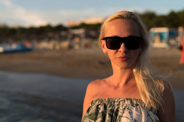 Ontspannen vrouw In jurk genieten van tropisch strand — Stockfoto