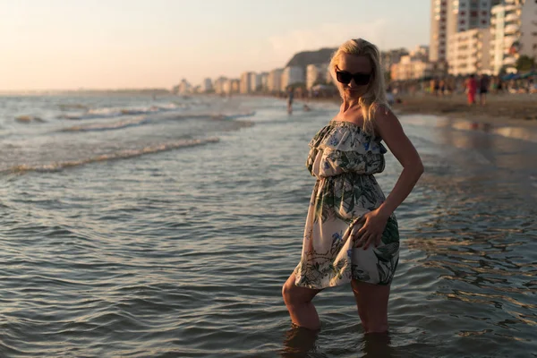 Relaxado mulher no vestido desfrutando de praia tropical — Fotografia de Stock