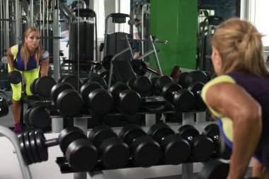 Kadın bel için ağır egzersiz yaparak