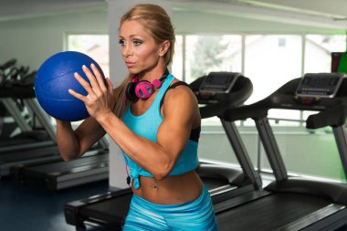 Sağlık topu ile egzersiz yaparak fitness kadın